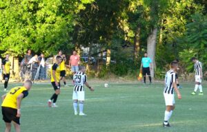 Ювентус (Малчика) загуби с 0:3 при визитата си на ОФК Павликени Ювентус (Малчика) отстъпи с 0:3 при гостуването си на ОФК Павликени в среща от 16-ия кръг на Северозападната Трета лига, но тимът показа признаци на подобрение в играта си. Домакините откриха резултата рано, което обърка плановете на "бианконерите". Въпреки това гостите се държаха стабилно в защита до края на първото полувреме, когато допуснаха и втори гол. И двете попадения за Павликени бяха след центрирания в наказателното поле на Ювентус. През второто полувреме тимът от Малчика опита да създаде по-голямо нападателно присъствие, но не успя да стигне до чисто голово положение. В самия край на двубоя играчите на Ювентус поискаха отсъждане за игра с ръка срещу противников футболист, но играта не бе спряна и след контраатака Павликени реализира третото си попадение. В добавеното време Мартин Милов получи червен картон за оспорване на съдийско решение. В следващия кръг Ювентус ще приеме ФК Троян.