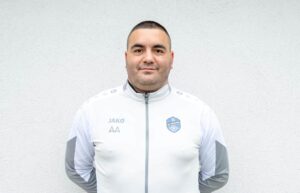 Аксаково загуби с 1:4 от Волов-Шумен 2007 ФК Аксаково претърпя поражение с 1:4 при визитата си на Волов-Шумен 2007. След мача помощник-треньорът Десислав Дяков коментира срещата и кадровата ситуация в отбора. "Искам да започна със съдиите. Отдавна не ми се е случвало толкова коретно съдийство. Свикнали сме само да говорим негативните неща за тях, но е хубаво да се отбележат и позитивните. Нямаше грешно отсъждане. Всичко си се свиреше, каквото е. Просто изключително добра работа от тях, много сме доволни.", заяви Дяков. "За съжаление, с това приключват добрите неща. Слави се обади сутринта, че има проблеми с адуктора и отпадна. Калоян Тодоров получи болки в стомаха точно преди загрявката и трябваше да го извадим от стартовия състав. Отделно и Димитър Димитров не успя да вземе участие поради травма. В допълнение с другите трима, останахме без шест души, което си е огромна липса за нас", добави още играещият помощник-треньор на отбора. В състава липсваха и по-рано отсъстващите поради травми Еманул Генов и Ивайло Радев, а Михаил Паскалев не пътува по лични причини. "Иначе първото полувреме беше изключително равностойно. Двата гола ни ги вкараха след наши грешки. Калоян Цветков, който беше капитан в срещата, вкара страхотен гол, при който топката два пъти се удари в горната греда, веднъж тупка на голлинията и веднъж вътре. Все пак момчетата стояха добре, но през втората част си ни надиграха и спечелиха заслужено. След едно добро първо полувреме ни наказаха през второто", завърши Десислав Дяков.