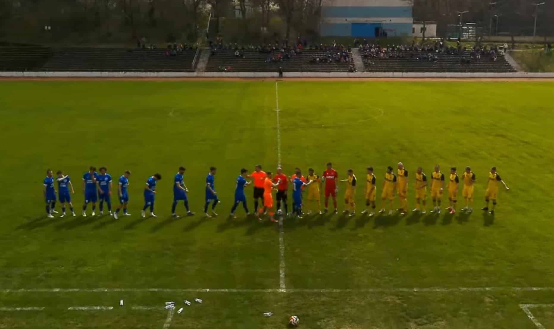 Черноморец (Балчик) победи Черноломец (Попово) с 2:1 Черноморец (Балчик) спечели с 2:1 гостуването си на Черноломец (Попово) в мач от 24-ия кръг на Североизточната Трета лига. Двубоят започна по-добре за "чайките", които поведоха още в 10-ата минута. Ивайло Минчев засече с глава центриране от свободен удар и прати топката в мрежата. В 26-ата минута Кристо Яначков беше изведен зад гърба на защитата, преодоля вратаря на домакините и удвои аванса на Черноморец. До края на срещата голове не паднаха, но в самия финал Черноломец получи дузпа. При изпълнението Денислав Стойчев улови ъгъла, но не успя да спаси. Веднага след гола за 1:2 последва и последният съдийски сигнал. Черноморец запазва лидерската позиция и в следващия кръг се завръща у дома, където ще приеме Бенковски (Исперих).