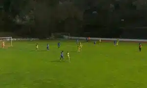 Черноломец (Попово) загуби с 1:2 от Черноморец (Балчик) Черноломец (Попово) отстъпи с 1:2 срещу Черноморец (Балчик) в един от най-интересните мачове от 24-ия кръг на Североизточната Трета лига. Гостите поведоха в 10-ата минута, когато Ивайло Минчев засече с глава центриране от фаул от левия фланг. В 25-ата минута Кристо Яначков покачи на 2:0. Постепенно домакините наложиха превес на терена. Георги Колев имаше две добри възможности, първият път пропусна, във втория опит вратарят на гостите успя да се намеси. В 40-ата минута реферът не посочи дузпа в спорна ситуация и до почивката двата тима се оттеглиха с гостите напред в резултата. След почивката Черноломец започна по-силно, създаде няколко положения, но не успя да отбележи ранен гол. В заключителните минути домакините получиха право да изпълнят дузпа, а в ситуацията вратарят на гостите беше изгонен. Черноморец (Балчик) вече бе изразходвал всички смени и на вратата застана Кристо Яначков. Опитният Тихомир Кънев реализира от бялата точка и намали на 1:2, но времето не достигна за пълен обрат.