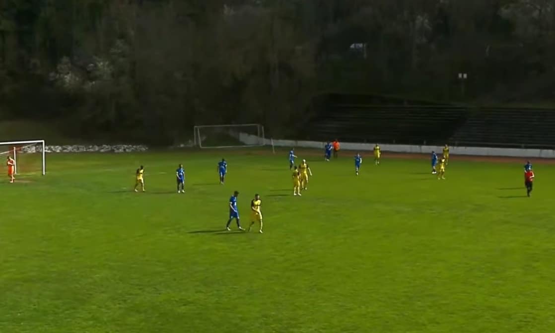 Черноломец (Попово) загуби с 1:2 от Черноморец (Балчик) Черноломец (Попово) отстъпи с 1:2 срещу Черноморец (Балчик) в един от най-интересните мачове от 24-ия кръг на Североизточната Трета лига. Гостите поведоха в 10-ата минута, когато Ивайло Минчев засече с глава центриране от фаул от левия фланг. В 25-ата минута Кристо Яначков покачи на 2:0. Постепенно домакините наложиха превес на терена. Георги Колев имаше две добри възможности, първият път пропусна, във втория опит вратарят на гостите успя да се намеси. В 40-ата минута реферът не посочи дузпа в спорна ситуация и до почивката двата тима се оттеглиха с гостите напред в резултата. След почивката Черноломец започна по-силно, създаде няколко положения, но не успя да отбележи ранен гол. В заключителните минути домакините получиха право да изпълнят дузпа, а в ситуацията вратарят на гостите беше изгонен. Черноморец (Балчик) вече бе изразходвал всички смени и на вратата застана Кристо Яначков. Опитният Тихомир Кънев реализира от бялата точка и намали на 1:2, но времето не достигна за пълен обрат.