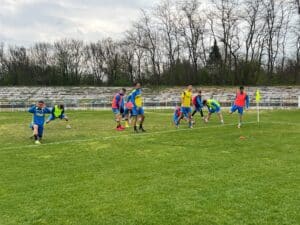 ФК Димитровград 1947 посреща Локомотив II (Пловдив) в предпразничен двубой ФК Димитровград 1947 ще търси поредна домакинска победа тази пролет, когато приеме Локомотив II (Пловдив) в среща от 29-ия кръг на шампионата. Двубоят е в четвъртък, 9 април, от 17:00 часа на стадион "Миньор". "Жълто-сините" спечелиха три от четирите си мача на собствен терен през настоящата година и ще се стремят да продължат серията, за да запазят солидната преднина от поне 9 точки пред зоната на изпадащите. Дублиращият отбор на Локо (Пловдив) има само 4 точки повече от димитровградчани и въпреки две победи като гост след подновяването на шампионата, не изглежда особено убедителен далеч от дома. Освен това ФК Димитровград записа успехи в последните два домакинства срещу "смърфовете" и все още няма загуба от този съперник на своя стадион. Призоваваме всички привърженици на отбора да дойдат и да подкрепят момчетата на Тодор Манев и да бъдат 12-ия кръг на тима в този важен момент. А ние ще се опитаме да ги зарадваме за празниците!