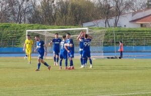 ФК Ямбол гостува на Нефтохимик в 29-ия кръг на Югоизточната Трета лига ФК Ямбол ще играе като гост на Нефтохимик (Бургас) в мач от 29-ия кръг на Югоизточната Трета лига. Срещата е в четвъртък, 9 април, от 17:00 часа. Ямболии отново ще срещнат отбор от зоната между 3-то и 6-то място в класирането — в последните пет кръга те вече се изправиха срещу Левски (Карлово) за победа с 2:0 и срещу Марица (Милево) за победа с 1:0, а сега ще премерят сили и с Нефтохимик, с който в момента имат еднакъв актив от по 47 точки. Нефтохимик е твърд домакин — в последните си десет домакинства тимът няма поражение. Последният им неуспех е на 6 септември миналата година, когато загубиха с 0:2 от Розова долина; след това в 10 поредни мача у дома записаха 6 победи и 4 равенства.