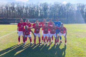 Септември (Тервел) среща Олимпик (Варна) в 25-ия кръг на Североизточната Трета лига Септември (Тервел) посреща Олимпик (Варна) в мач от 25-ия кръг на Североизточната Трета лига. Срещата е в петък, 10 април, от 16:00 часа на стадион "Кан Тервел". Треньорът Георги Иванов няма проблеми с контузени или наказани играчи и ще може да разчита на целия наличен състав за срещата с младия тим на варненци. Шампионите са перфектни у дома през този сезон и не са допуснали гол в четири поредни мача на своя стадион. Последното им домакинство завърши с победа над Волов-Шумен 2007 с 1:0. В миналия кръг Септември се завърна на победния път, след като победи Доростол Силистра с 3:0 като гост и ще търси поредна победа в опит да се върне на първото място, където е мястото на "хановете". По-рано през сезона септемврийци разгромиха Олимпик с 4:0 в морската ни столица.