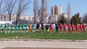 ОФК Левски 2007 се раздели с двама футболисти ОФК Левски 2007 обяви раздяла с двама свои състезатели – Ивелин Николаев и Калоян Тодоров. Играчите са изявили желание да не продължават в тима и са отказали да тренират с отбора, поведение, което клубът определя като недопустимо и не толерира. Вследствие на това съставът ще продължи сезона с още по-намален състав, но остава решен да се бори за по-добри представяния и резултати до края на първенството. Още в петък, 10-ти април, Левски се връща в игра след служебната победа в предишния кръг над отказалия се ФК Ловеч. В среща от 17-ия кръг на Северозападната трета лига „зелено-белите“ гостуват на Етър II (Велико Търново). Мачът е на стадион „Трифон Иванов“ в старата столица и започва в 17:00 часа.