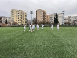 Септември (Симитли) гостува на Германея (Сапарева баня) на 9 април Септември (Симитли) ще гостува на последния в класирането на Югозападната Трета лига – Германея (Сапарева баня). Двубоят е утре, 9 април, от 16:00 часа. „Белите“ ще се стремят да прекъснат негативната серия след две поредни загуби в дербитата с Банско и Пирин (Разлог). Отборът ще бъде без дълготрайните контузени Симеон Димитров и Владимир Николов. Добрата новина е, че Николов няма да се подлага на операция, но възстановяването му ще отнеме още време. Положително за Септември е, че Илиан Петров тренира два пъти тази седмица и има малки шансове да бъде на разположение за мача. Добромир Панчаревски пропусна тренировката вчера заради лека температура, затова ще се знае дали ще играе в деня на срещата. По-рано през сезона Септември победи Германея (Сапарева баня) с убедително 4:1 на свой терен.