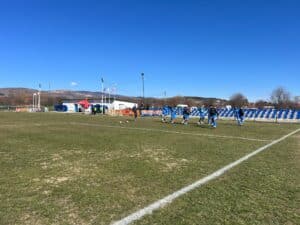 ОФК Костинброд приема Оборище след близо 20-дневно прекъсване ОФК Костинброд се завръща в игра след почти 20 дни пауза. В среща от 27-ия кръг на Югозападната Трета лига тимът посреща Оборище (Панагюрище). Двубоят е утре, 9 април, от 16:00 часа на стадион „Георги Бенковски“ в квартал Маслово. „Сините“ бяха в отлична серия от четири поредни победи, като в последния си изигран мач надиграха Балкан (Ботевград) у дома на 21 март. Седмица по-късно подготовката им за мача с Рилски спортист (Самоков) беше отложена заради снеговалеж, който затрупа стадиона. В събота костинбродци записаха служебен успех над отказалия се от участие във втория дял Витоша (Бистрица), така че тимът не е играл от 18 дни. Пауза позволи на единствения контузен играч в състава да се възстанови – защитникът Станислав Петров е на линия за утрешната среща. Двубоят противопоставя шестия в класирането на седмия, като ОФК Костинброд има точка повече от Оборище и ще търси нов успех, с който да нападне петата позиция.