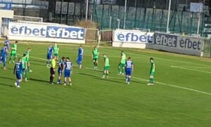 ОФК Несебър разби Левски (Карлово) с 6:0 ОФК Несебър постигна убедителна победа над Левски (Карлово) с резултат 6:0 в среща от 29-ия кръг на Югоизточната Трета лига. Още в 3-ата минута домакините развиха бърза контраатака по левия фланг, последва ниско центриране от Иван Колев, а Галин Димов засече и откри резултата — 1:0. В 15-ата минута вратарят на гостите спаси два опасни удара в рамките на няколко секунди — първо след изстрел на Иван Колев, а след това извади топката под гредата след глава на Пламен Димов. Минута по-късно Виктор Кунев изпълни ъглов удар, топката бе продължена с глава и отново с глава Иван Колев удвои преднината на Несебър. До почивката домакините създадоха още положения, но резултатът остана 2:0. В началото на втората част, в 50-ата минута, ОФК Несебър увеличи аванса си на 3:0. В 76-ата минута влезлият от скамейката Кристиян Парашкевов засече с глава при корнер и направи резултата 4:0. Шест минути по-късно младото попълнение Максимилиан Симеонов — също влязъл като резерва — изпълни пряк свободен удар с левия крак над стената и вкара за 5:0. Крайното 6:0 оформи Коста Далев, с което несебърци затвориха убедителния си успех.