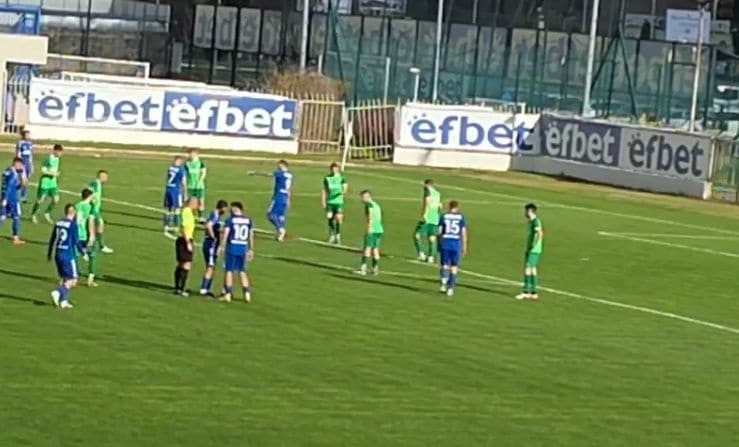 ОФК Несебър разби Левски (Карлово) с 6:0 ОФК Несебър постигна убедителна победа над Левски (Карлово) с резултат 6:0 в среща от 29-ия кръг на Югоизточната Трета лига. Още в 3-ата минута домакините развиха бърза контраатака по левия фланг, последва ниско центриране от Иван Колев, а Галин Димов засече и откри резултата — 1:0. В 15-ата минута вратарят на гостите спаси два опасни удара в рамките на няколко секунди — първо след изстрел на Иван Колев, а след това извади топката под гредата след глава на Пламен Димов. Минута по-късно Виктор Кунев изпълни ъглов удар, топката бе продължена с глава и отново с глава Иван Колев удвои преднината на Несебър. До почивката домакините създадоха още положения, но резултатът остана 2:0. В началото на втората част, в 50-ата минута, ОФК Несебър увеличи аванса си на 3:0. В 76-ата минута влезлият от скамейката Кристиян Парашкевов засече с глава при корнер и направи резултата 4:0. Шест минути по-късно младото попълнение Максимилиан Симеонов — също влязъл като резерва — изпълни пряк свободен удар с левия крак над стената и вкара за 5:0. Крайното 6:0 оформи Коста Далев, с което несебърци затвориха убедителния си успех.