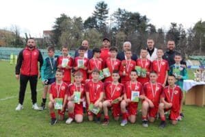 През последните дни нашите отбори взеха участие в сериозен брой срещи и турнири, изпълнени с емоции и запомнящи се мигове. Набор 2014 и набор 2016 се състезаваха на турнира Royal Tournament в Гоце Делчев. Отборът ни от набор 2014 спечели престижното трето място, демонстрирайки отлична игра и характер. Малшансът ни лиши от по-предно класиране, но момчетата показаха, че са сред водещите отбори! Наборите 2017 и 2018 се включиха в предвеликденски турнир в с. Покровник по покана на „Академи Дюлгеров“ (Лъвчетата), където показаха хъс, борбеност и любов към футбола. Сега малките ни футболисти отиват на заслужена почивка, заредени с празнично настроение и в търсене на най-здравото великденско яйце! Благодарим на всички родители за постоянната подкрепа и доверие — вие сте важна част от успехите на децата! Благодарим и на организаторите на турнирите — наши приятели, които създават отлични условия за развитие и радост от играта! Ръководството поздравява всички деца за старанието и отличното представяне и им пожелава светли, здрави и щастливи великденски празници!