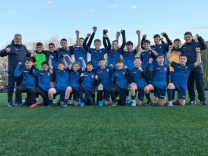 Доростол Силистра (до 13 г.) достигна полуфинал на Golden Dobrudzha Cup 2026 Отборът на Доростол Силистра за деца до 13-годишна възраст започна участието си във формат Футбол-11 с впечатляващи резултати и стигна до полуфиналите на Golden Dobrudzha Cup 2026. Треньор на тима е Деян Дечев. В първия си мач силистренци разгромиха румънския Фарул (Костанца) с категоричното 6:0. Иван Романов бе в голова жарава и реализира четири попадения, а по един гол добавиха Никълъс Кралев и Емре Гюнайдън. В следващия двубой тимът на Доростол победи Добруджа с 5:2. Отново сред водещите реализатори бе Иван Романов, който вкара два гола. По две попадения за победителите реализира Румен Кръстев, а още едно добави Дариан Андреев. Поздравления за всички деца и техния наставник!