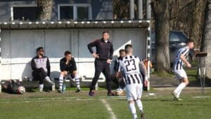 Старши треньорът на Ювентус (Малчика) Веселин Симеонов заяви, че тимът му ще търси първите си точки през пролетния дял в домакинството срещу ФК Троян. Двубоят е утре, 10 април, от 17:00 часа на стадион "Георги Кърчев" в Малчика. "Излизаме за първи точки през пролетния полусезон. Имаме големи проблеми в окомплектоването на състава, които не са свързани само с наказанието на Мартин Милков. Усеща се вече умора в играчите, възстановяването протича по-бано. Същевременно обаче се усеща и все по-голямото влгане на играчите, все повече се трудят и всички очакваме положителен резултат", заяви Симеонов.