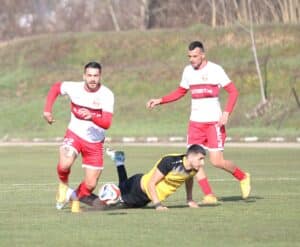 Партизан (Червен бряг) посреща лидера Академик (Свищов) в 17-ия кръг Партизан (Червен бряг) ще приеме водещия в класирането Академик (Свищов) в мач от 17-ия кръг на Северозападната Трета лига. Срещата е утре, 10 април, от 17:00 часа. Тимът обаче ще бъде затруднен от голям брой отсъствия. Трима футболисти със сигурност ще пропуснат двубоя: Васил Тошев е наказан за натрупани картони, Венцислав Миленов е болен, а Жюлиен Бенков е повикан в националния отбор по минифутбол. Това създава сериозни затруднения пред треньорския щаб при оформянето на състава за важния сблъсък. Въпреки проблемите Партизан може да разчита на доброто си представяне през пролетта и на факта, че тимът е в серия от три поредни домакински победи.