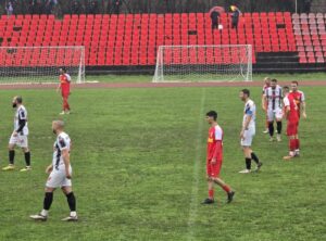 Ком (Берковица) ще гони трета поредна победа в 17-ия кръг Ком (Берковица) ще се опита да запише трета поредна победа в предстоящия 17 кръг на Северозападната Трета лига. Тимът ще е домакин на Янтра (Полски Тръмбеш) в събота, 10 април, от 17:00 часа в двубой от кръга около Великденските празници. Ком е в серия от две поредни успеха, като последният му успех е над един от лидерите в класирането — Локомотив (Мездра) с 4:2. През пролетта отборът от Берковица стартира с домакинска загуба 0:2 от Партизан (Червен бряг), след което спечели служебно срещу отказалия се ФК Ловеч, направи равенство с дубъла на Етър и в последните си два мача записа победи. През есенния полусезон Ком победи Янтра в Полски Тръмбеш с 4:2.