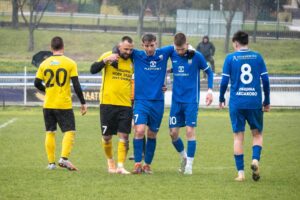 ФК Аксаково посреща Устрем (Дончево) в 25-ия кръг на Североизточната Трета лига ФК Аксаково е домакин на Устрем (Дончево) в мач от 25-ия кръг на Североизточната Трета лига. Двубоят е в събота, 11 април, от 16:00 часа на стадион "Аксаково". Сините имат сериозни кадрови проблеми за срещата. Михаил Паскалев още е аут, Димитър Димитров продължава възстановяването си от контузия, а Димитър Симеонов получи травма в предишния двубой срещу Волов-Шумен 2007 и ще отсъства около две седмици. В допълнение, Емануил Генов е дълготрайно контузен. Единствената по-положителна новина е, че Слави Сталев би трябвало да е на разположение за мача. Утре тимът ще проведе последна тренировка преди двубоя; поради почивния ден тя е насрочена за 16:00 часа. "Готвим се усилено. Дончево е добър отбор, но ние излизаме да играе за победа, както във всеки мач.", сподели помощник треньорът на тима Десислав Дяков.