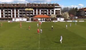 ФК Банско победи третия отбор на ЦСКА (София) с 3:0 ФК Банско постигна убедителна победа с 3:0 срещу третия отбор на ЦСКА (София) в среща от 27-ия кръг на Югозападната Трета лига. Два гола за успеха отбеляза Георги Фикийн, а Йордан Лечов добави трети. В края на двубоя Теодор Чолев уцели и гредата. Домакините откриха резултата в 28-ата минута след продължителна атака по десния фланг – центриране около границата на малкото наказателно поле, където Фикийн засече топката за 1:0. В 35-ата минута след нова продължителна акция и удар извън наказателното поле топката попадна във Фикийн, който я прати във вратата за 2:0. С това приключи първото полувреме. В 81-ата минута при центриране отдясно след фаул защитник на гостите не успя да изчисти, топката стигна до Йордан Лечов и той от непосредствена близост оформи крайното 3:0. В заключителните минути Теодор Чолев уцели гредата на вратата, пазена от Станислав Танев. С този резултат Банско записва серия от три мача без поражение – две победи и едно равенство. Следващият двубой е гостуване на Ботев (Ихтиман) на 18 април.