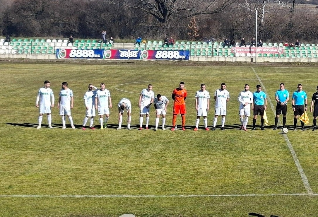 Ботев (Ихтиман) загуби при гостуването си на Пирин (Гоце Делчев) с 0:1 Ботев (Ихтиман) претърпя поражение с 0:1 при визитата си на Пирин (Гоце Делчев) в мач от 27-ия кръг на Югозападната Трета лига. Първото полувреме завърши 0:0, като гостите от Ихтиман отново създадоха няколко добри положения, но не успяха да ги реализират. Единственото попадение падна в 70-ата минута, когато вратарят на домакините Захари Димитров изритa топката силно напред, тя попадна зад защитата на Ботев и достигна до Илия Карапетров, който я прати във вратата на Иван Дерменджиев. Следващият мач на Ботев (Ихтиман) е на 18 април, когато тимът ще приеме ФК Банско.