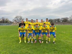 ФК Димитровград победи Локомотив (Пловдив) II с 4:3 и прибави важни три точки ФК Димитровград спечели с 4:3 домакинството си срещу дублиращия отбор на Локомотив (Пловдив) и записа още три изключително ценни точки в битката за оцеляване в Югоизточната Трета лига. Отборът отново изостана в резултата, но Георги Георгиев изравни преди почивката. След паузата гостите си вкараха автогол, който обърна сметките, но скоро Локомотив върна равенството – 2:2. Въпреки това възпитаниците на Тодор Манев не се отказаха и отново си върнаха преднината. С второто си попадение в мача Георги Георгиев направи резултата 4:2, а в заключителните минути "смърфовете" намалиха от дузпа до 4:3. Това обаче се оказа последният гол в нашата врата и тимът ни записа нов домакински успех. ФК Димитровград вече има три поредни победи пред собствена публика и общо четири победи в петте пролетни срещи. С трите точки днес "жълто-сините" събраха актив от 28 точки и се изкачиха с една позиция в класирането. Разликата с Асеновец остава 9 точки, а спрямо Раковски се увеличи на 13.