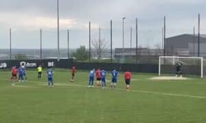 Гигант (Съединение) загуби с 2:3 от Атлетик (Куклен) Гигант (Съединение) претърпя поражение с 2:3 от Атлетик (Куклен) в среща от 29-ия кръг на Югоизточната Трета лига. Старши треньорът на Гигантите Васил Стефанов нямаше нито един резервен полеви футболист — единственият записан сред резервите бе вторият вратар Георги Киров. Поради различни причини отсъстваха поне десетима играчи, сред които Здравко Жилов, Никола Марин, наказаният Радослав Терзиев, Георги Мавродиев, Теодор Димитров, Венци Гюзелев, Агоп Кочиян, Александър Андонов и Тарек Жензарли. Домакините откриха резултата след точно изпълнена дузпа от Макджералд Уоха. Последва обрат за Гигант след попадения на Наско Христев и Аурел Мусай, с което първото полувреме завърши при 2:1. През втората част Атлетик изравни чрез Алиберг Коджаали, а победният гол за гостите отбеляза Реджеб Халил в последната минута на срещата. В края на двубоя и двата отбора останаха с намален числен състав — за Гигант бе изгонен Атанас Ташолов след спречкване с противников футболист.