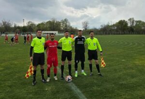 Марица (Милево) изпусна победата при визитата на Розова долина Марица (Милево) завърши 0:0 при гостуването си на Розова долина в мач от 29-ия кръг на Югоизточната Трета лига, игран на стадиона в село Ягода. Гостите от Милево имат основания за съжаление, тъй като три пъти останаха сами срещу вратаря на домакините, но не успяха да реализират. Един от ударите на Мартин Здравчев дори срещна гредата. Старши треньорът Иван Кочев отново направи ротации в състава, като щадеше част от футболистите заради предстоящия полуфинал от турнира за Купата на Аматьорската лига срещу Септември (Тервел) в идния вторник (14 април). Като пример за това Ангел Здравчев не взе участие в срещата, а Костадин Петров пропусна, тъй като все още се възстановява от контузия.