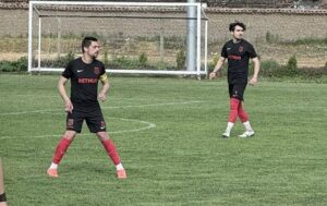 Атлетик (Куклен) победи Гигант (Съединение) с 3:2 в 29-ия кръг на Югоизточната Трета лига Атлетик (Куклен) постигна важна победа с 3:2 над Гигант (Съединение) в мач от 29-ия кръг на Югоизточната Трета лига. Двубоят се игра днес, както и повечето срещи от кръга, заради предстоящите великденски празници. “Баските” стартираха силно и поведоха от дузпа, реализирана от Макджералд Уоха. 11-метровият удар бе отсъден за безспорна игра с ръка в наказателното поле на гостите. В следващата атака Гигант изравни чрез Наско Христев, а преди края на първото полувреме Аурел Мусай донесе пълен обрат за състава от Съединение. След почивката кукленци излязоха крайно мотивирани и Алиберг Коджаали възстанови равенството – 2:2. Крайната победа 3:2 оформи Реджеб Халил в последната минута на мача. И двата тима завършиха срещата в намален състав след спречкване на терена; реферът показа по един червен картон на всеки от отборите.