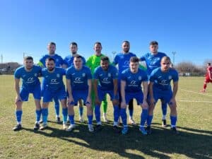 ОФК Костинброд завърши 0:0 с Оборище в мач от 27-ия кръг ОФК Костинброд не успя да се разпише при домакинството си на Оборище (Панагюрище) и двубоят от 27-ия кръг на Югозападната Трета лига завърши 0:0. Началото беше силно за "сините" — в първите 15 минути те създадоха три чисти голови положения след добре организирани атаки, но не успяха да си осигурят преднина. До почивката двубоят се изравни и темпото спадна. Във втората част Костинброд остана с човек по-малко след втори жълт и съответно червен картон за Лъчезар Георгиев. Въпреки численото си по-малко, домакините устояха и запазиха вратата си суха, а в края на мача имаха шанс да отбележат. Валентин Галев се отличи с няколко ключови намеси под рамката на вратата. От клуба констатират скандално съдийство в двете посоки. В следващия кръг Костинброд гостува на Септември II в София, където ще търси бързо завръщане към победите.