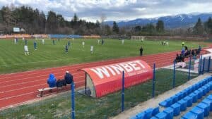 Рилски спортист победи ФК Кюстендил с 1:0 в 27-ия кръг на Югозападната Трета лига Рилски спортист (Самоков) записа шеста поредна домакинска победа, след като надви ФК Кюстендил с 1:0 в мач от 27-ия кръг на Югозападната Трета лига. Единственото попадение в срещата беше дело на Илия Русинов, който се разписа със задна ножица в 83-ата минута. През първата част "скиорите" създадоха множество възможности и доминираха на терена, но не успяха да открият резултата. През второто полувреме тимът постепенно натисна и в крайна сметка грабна успеха чрез феноменалното изпълнение на Русинов. Успехът изведе Рилски спортист на актив от 62 точки — с 4 повече от най-близкия преследвач, като тимът има и мач по-малко. След Великденските празници Рилски гостува на дубъла на Славия.