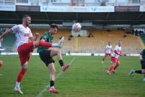 Асеновец (Асеновград) победи Секирово (Раковски) с 2:1 Асеновец записа домакинска победа с 2:1 над Секирово в мач от 29-ия кръг на Югоизточната Трета лига. Домакините направиха силен мач и създадоха множество положения, като пропуснаха да реализират поне още 5–6 чисти възможности. Асеновец поведе в резултата чрез Филип Колев, а до края на първото полувреме тимът имаше няколко пропуска. В 51-ата минута обаче гостите изравниха след гол на Тони Лесов. Победното попадение за Асеновград вкара Атанас Зехиров. Влезлият от резервната скамейка Каан Али пропусна два удобни шанса — при едно от положенията не успя да уцели вратата, след като ефектно преодоля защитник и вратаря на гостите. След дълго отсъствие в игра се завърна и Георги Георгиев, който също пропусна възможност да се разпише. Следващият мач на Асеновец ще бъде на 14 април (вторник) — отложената среща с ОФК Хасково, която не се състоя преди няколко дни заради наводнен терен.