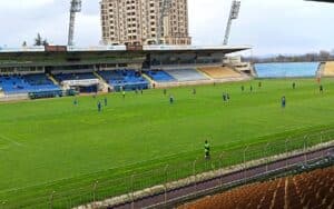 ФК Ямбол завърши 1:1 при гостуването си на Нефтохимик ФК Ямбол взе точка след равенство 1:1 като гост на Нефтохимик в мач от 29-ия кръг на Югоизточната Трета лига. Двубоят беше равностоен, а първото полувреме приключи без отбелязани голове. В 53-ата минута гостите поведоха. След изпълнение на ъглов удар Станислав Вълчев засече топката с глава на предната греда и реализира ефектно попадение. Около десет минути по-късно при изпълнение на фаул, чието изпълнение беше много силно, топката рикошира в играч на ямболии и влетя във вратата за крайното 1:1. Следващият мач на ФК Ямбол е на 17 април (петък) — домакинство срещу Атлетик (Куклен).