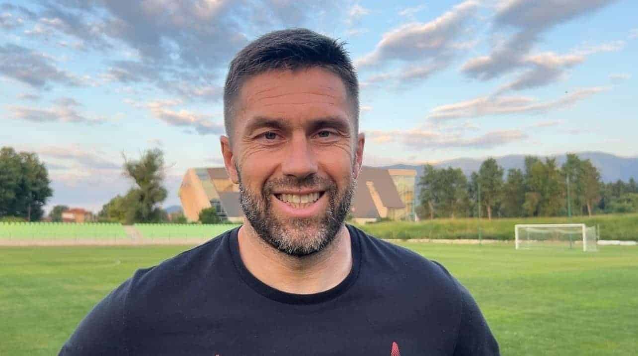 След поредния успех Рилски спортист (Самоков) запази солидна преднина пред втория в Югозападната Трета лига. Старши треньорът Пламен Крумов коментира представянето на отбора. "От първата до последната минута бяхме по-добрият отбор на терена. Още в самото начало взехме инициативата и започнахме да създаваме положения. Но, за наше нещастие, имахме 4-5, да не кажа повече шансове, които не успяхме да реализираме през първото полувреме. На почивката се опитах да вдъхна още малко увереност на играчите, защото се справяхме много добре, но само голът ни липсваше. Казах им, че трябва да продължим да го търсим и да не правим неща, които не сме тренирали, а да продължим с владението на топката и с фланговите атаки. Имахме не лоши ситуации, но не толкова като чисти положения, а като влизания в наказателното поле и удари. За наше щастие ни се усмихна късметът и вкарахме един феноменален гол със задна ножица", заяви Крумов след минималната победа над ФК Кюстендил. Рилецо е в серия от седем поредни домакински успеха, като последните три от тях завършиха с 1:0. "Поздравявам момчетата, защото в пореден мач показваме воля, характер и търсим от първата до последната минута победа. Искам и да благодаря на хората, които бяха дошли да ни подкрепят. Тяхната подкрепа е много важна за нас. Надявам се да сме ги зарадвали", добави още Пламен Крумов. След Великденските празници "скиорите" ще гостуват в София за следващия си двубой. "Искам да пожелая на момчетата и на всички наши привърженици весело изкарване на Великденските празници и започваме подготовка за следващия мач, който е със Славия", завърши наставникът на самоковци.