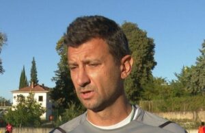 В среща от 17-ия кръг на Северозападната Трета лига Ком (Берковица) приема Янтра (Полски Тръмбеш). Двубоят е в петък от 17:00 часа. "Много се надявам и това ни е целта - да запазим концентрация след победата срещу Локомотив (Мездра). Защото знаете, че много често след хубав резултат настъпва отпускане. Гостите от Янтра са достатъчно опитни, разполагат с добри футболисти, особено в офанзивната част, така че не трябва да има никакво отпускане от наша страна", коментира старши треньорът Венци Иванов пред официалния сайт на Ком (Берковица). "Както вече казах и след двубоя с Локомотив (Мездра), представянето ни срещу тях не бе толкова изненадващо за нас, тъй като и в първите две домакинства през пролетта създадохме много положения, но просто не ги реализирахме. Има и такива мачове във футбола", добави още наставникът. Ком (Берковица) няма проблеми с контузени и наказани футболисти за двубоя.