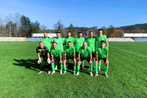 ФК Устрем (Дончево) гостува на Аксаково в мач от 25-ия кръг на Североизточната Трета лига. Двубоят е в събота, 11-ти април, от 16:00 часа. „Зелените“ ще бъдат без четирима от своите титуляри. Калоян Кръстев се контузи в предходния двубой, в който Устрем направи равенство 1:1 у дома с Ботев (Нови пазар). Виктор Христов също е с травма, а други двама играчи ще отсъстват по лични причини. "Ще дадем шанс на футболистите, които играят по-рядко. Смятам, че отборите са равностойни. Надявам се да стане хубав мач и да вземем трите точки, за да се вдигнем малко, след като изпуснахме един от задължителните мачове за спечелване", заяви преди срещата наставникът на Устрем Димитър Димитров. По-рано през сезона тимът от село Дончево разгроми Аксаково с 5:0 у дома.