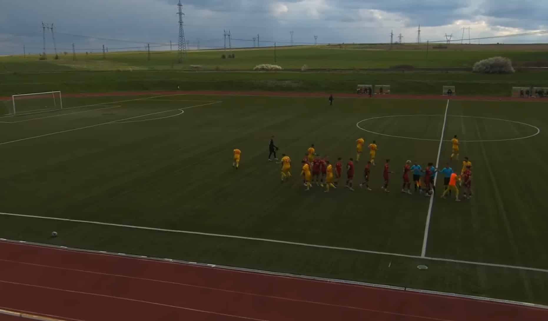 ФК Рилци (Добрич) претърпя тежка загуба с 1:8 при визитата си на Фратрия II (Бенковски). Срещата от 25-ия кръг на Североизточната Трета лига се игра в Суворово. Още в първите десет минути домакините направиха разгромен аванс от 3:0: Максим Маринов откри в 4-ата минута, Иван Павлов удвои в 6-ата, а в 10-ата бе отбелязан и третият гол във вратата на Ивелин Христов. В 16-ата минута Павлов оформи своя дубъл за 4:0, след което темпото на Фратрия спадна. Това позволи на Кристиян Петков да върне едно попадение точно след изтичането на първото полувреме. Пет минути по-късно Петков открадна топката от противниковия страж и комбинира с Гюрсел Осман, но вратарят поправи своята неточност и спаси. Второто полувреме стартира по подобие на първото — за по-малко от три минути Фратрия вече водеше с 5:1, а в 50-ата минута вкараха и шестия си гол. Въпреки опитите на Рилци да намалят още резултата и създадените ситуации, домакините добавиха седмо попадение в 69-ата минута, а пет минути по-късно реализираха и осмия гол, който оформи крайния резултат 8:1. В следващия си мач Рилци приема Черноморец (Балчик). Срещата е в сряда, 15-ти април, от 16:00 часа.