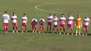 Партизан (Червен бряг) 1:1 Академик (Свищов) Партизан (Червен бряг) завърши 1:1 с лидера Академик (Свищов) в среща от 17-ия кръг на Северозападната Трета лига, играна на домашния стадион. В 15-ата минута домакините имаха отличен шанс. Стефан Христов бе изведен от Румен Миков зад гърба на отбраната, задържа топката сред трима бранители и върна към Иван Кирилов, чието изпълнение от границата на наказателното поле бе спасено от вратаря на Академик. От последвалия ъглов удар топката стигна до Денис Георгиев, който реализира за 1:0. В 22-рата минута Христов стреля от добра позиция, но ударът не намери рамката, и първата част завърши с аванс за тима на Николай Боянов. През второто полувреме гостите натиснаха повече, а макар Партизан да устояваше около 30 минути, Кристиян Иванов изравни в 74-ата минута. Малко по-късно късметът помогна на „партизаните“, след като топката премина покрай дясната греда на вратата на Веселин Ганчев и не влезе във вратата. До края домакините удържаха ремито и остават непобедени у дома през пролетта. Следващият кръг е в събота, 25 април, когато Партизан гостува на Янтра (Полски Тръмбеш). Идната седмица има пауза в първенството на Северозападната Трета лига.