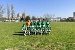 Левски 2007 завърши 3:3 при визитата си на Етър II Левски 2007 завърши наравно 3:3 в гостуването си на Етър II (Велико Търново) в среща от 17-ия кръг на Северозападната Трета лига. Двубоят предложи шест гола, добра игра от двата тима и битка за трите точки до последния съдийски сигнал. Домакините откриха резултата само след 10 минути, след като наказаха грешка в отбраната на "зелено-белите". До края на първата част Ивайло Иванов успя да изравни. През втората част паднаха още четири гола. Само пет минути след подновяването "виолетовите" отново поведоха, но Асен Русинов върна равенството с красив гол от пряк свободен удар. След това Етър II отново поведе, а Любомир Борисов донесе точката за Левски с глава в 85-ата минута. В 91-ата минута Милен Ивов се откъсна сам срещу вратаря, но не успя да достигне една дълга топка и да опита да донесе трите точки за гостите. Тимът, воден от Дочко Дочев, пристигна за мача само с 13 футболисти — на пейката бяха единствено нидерландецът Латрел Тисен и резервният страж Димитър Височков, който също влезе в последните минути. Ивайло Петров игра след прекаран вирус и с лека температура, като през седмицата не беше тренирал. Аут за двубоя поради заболяване беше талантът Ерик Караджов, а Атанас Петров пропусна заради лични ангажименти. Голямата новина за отбора е завръщането на Калоян Тодоров, който взе участие в мача. С точката днес ОФК Левски спечели пета точка тази пролет, а играта в срещата дава увереност за по-добро бъдеще на тима. След предстоящата пауза "зелено-белите" приемат общинския си опонент Ювентус (Малчика) на 25-ти април.