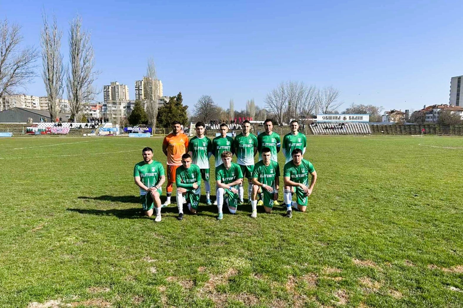 Левски 2007 завърши 3:3 при визитата си на Етър II Левски 2007 завърши наравно 3:3 в гостуването си на Етър II (Велико Търново) в среща от 17-ия кръг на Северозападната Трета лига. Двубоят предложи шест гола, добра игра от двата тима и битка за трите точки до последния съдийски сигнал. Домакините откриха резултата само след 10 минути, след като наказаха грешка в отбраната на "зелено-белите". До края на първата част Ивайло Иванов успя да изравни. През втората част паднаха още четири гола. Само пет минути след подновяването "виолетовите" отново поведоха, но Асен Русинов върна равенството с красив гол от пряк свободен удар. След това Етър II отново поведе, а Любомир Борисов донесе точката за Левски с глава в 85-ата минута. В 91-ата минута Милен Ивов се откъсна сам срещу вратаря, но не успя да достигне една дълга топка и да опита да донесе трите точки за гостите. Тимът, воден от Дочко Дочев, пристигна за мача само с 13 футболисти — на пейката бяха единствено нидерландецът Латрел Тисен и резервният страж Димитър Височков, който също влезе в последните минути. Ивайло Петров игра след прекаран вирус и с лека температура, като през седмицата не беше тренирал. Аут за двубоя поради заболяване беше талантът Ерик Караджов, а Атанас Петров пропусна заради лични ангажименти. Голямата новина за отбора е завръщането на Калоян Тодоров, който взе участие в мача. С точката днес ОФК Левски спечели пета точка тази пролет, а играта в срещата дава увереност за по-добро бъдеще на тима. След предстоящата пауза "зелено-белите" приемат общинския си опонент Ювентус (Малчика) на 25-ти април.