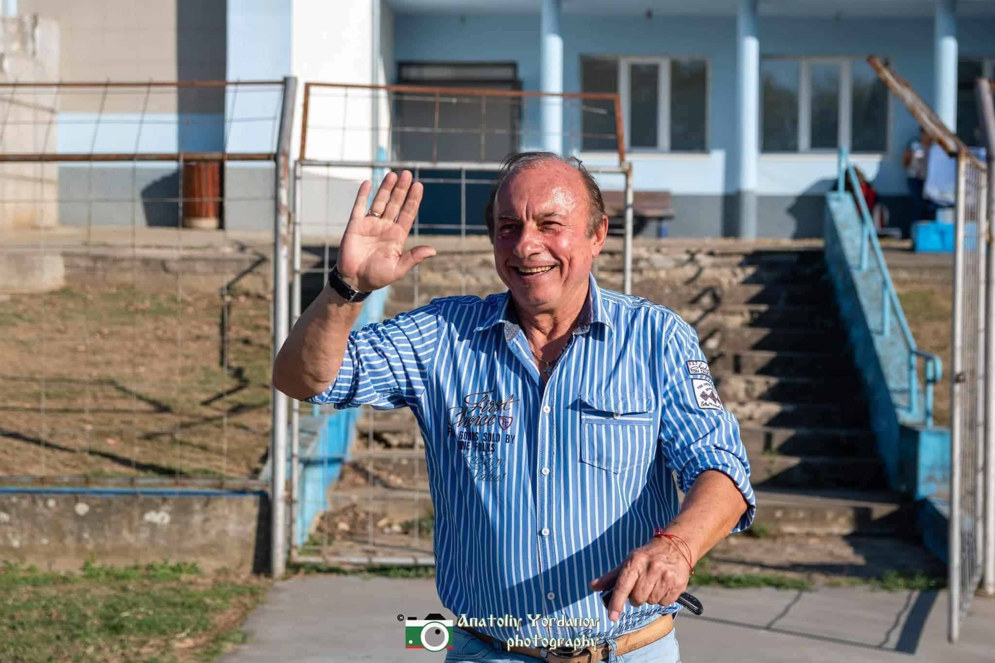 Президентът и старши треньор на Левски 2007 Дочко Дочев остана доволен от днешното равенство 3:3 срещу Етър II във Велико Търново. "Не съжалявам за нищо, защото стана наистина много хубав мач. И двата отбора се раздадоха. Имаше борба, технически бяхме добре. Аз съм доволен от моите момчета, защото бяхме много малка група, имахме само две резерви, от които само един полеви играч. Щеше да е голям куриоз накрая да ги победим, защото три пъти ни повеждаха, а ние изравнявахме", каза Дочев за официалния сайт на клуба и istinskifutbol.bg. Отборът на Левски 2007 изоставаше три пъти в резултата, но успя да изравни и дори имаше реален шанс за победа — постижение още по-значимо предвид, че групата бе сведена само до 13 играчи. "Доволен съм от резултата, стана добър мач, резултатът сам по себе си говори за това. Поздравявам и Етър за представянето. Няма как да искам повече от такъв мач, защото бяхме с много малко хора и издържахме. Радвам се, че Калоян Тодоров се върна, пуснах го бек и се справи. Добре стана, че се върна. Добре, че дойде и Ивайло Петров, който беше болен и не е тренирал цяла седмица, защото щяхме да бъдем само 11 души", добави още бившият вратар. Дочев сподели и своите наблюдения, натрупани през годините в спорта. "Дано младите продължават да се учат от по-опитните играчи и да попиват, защото футболът е спорт на постоянството. Имаш 2 периода, в които има кратки паузи, а през другото време си на педали постоянно" "Искам да поздравя и хората от град Левски, които бяха дошли да подкрепят отбора. След днешния мач ще посрещна Великден усмихнат. Пожелавам на всички светли празници!", завърши наставникът на ОФК Левски 2007.