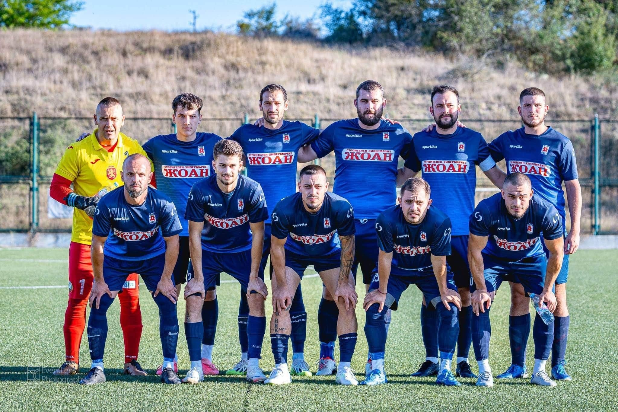 Доростол загуби с 0:1 от Светкавица 2014 в Търговище Доростол (Силистра) отпадна с минимален резултат при визитата си на Светкавица 2014 (Търговище) в среща от 25-ия кръг на Североизточната Трета лига. Единственият гол в мача вкара Момчил Стоянов с глава в 37-ата минута. Три минути по-късно домакините получиха дузпа, но вратарят Мартин Макавеев отрази удара на Йордан Йорданов. Светкавица пропусна и други положения за попадение, включително и втора дузпа — в 92-рата минута Даниел Христов стреля от бялата точка и уцели гредата. В сряда Доростол има нов ангажимент — домакинство срещу Ботев (Нови пазар).