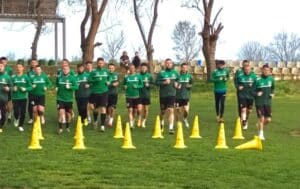 ФК Раковски посреща Асеновец на 17 април ФК Раковски се подготвя за следващия си мач, който ще се играе този петък (17 април) срещу Асеновец (Асеновград). Поради предстоящите парламентарни избори целият кръг е преместен за петък. Нашите момчета ще приемат гостите от Асеновград от 17:00 часа на стадион „Г.С. Раковски“. Добрата новина е, че Станислав Работов се завърна в тренировъчния процес след много неприятна контузия, което със сигурност ще даде допълнителен импулс на отбора. До края на сезона остават 9 кръга и въпреки последното място, местните момчета продължават да тренират с настроение, хъс и емоция. Ръководството и треньорският щаб вярват в тях, защото знаят, че могат и заслужават много повече. Нека отново бъдем до момчетата! Елате да ги подкрепим в този важен момент и заедно да се поздравим с победа!