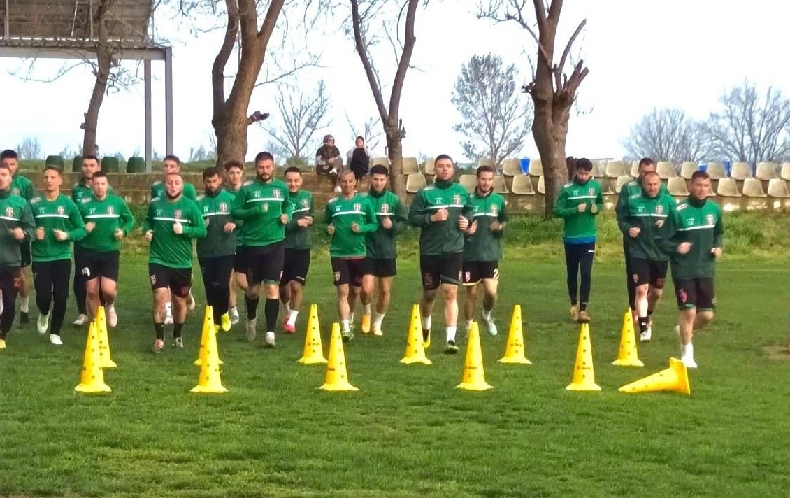 ФК Раковски посреща Асеновец на 17 април ФК Раковски се подготвя за следващия си мач, който ще се играе този петък (17 април) срещу Асеновец (Асеновград). Поради предстоящите парламентарни избори целият кръг е преместен за петък. Нашите момчета ще приемат гостите от Асеновград от 17:00 часа на стадион „Г.С. Раковски“. Добрата новина е, че Станислав Работов се завърна в тренировъчния процес след много неприятна контузия, което със сигурност ще даде допълнителен импулс на отбора. До края на сезона остават 9 кръга и въпреки последното място, местните момчета продължават да тренират с настроение, хъс и емоция. Ръководството и треньорският щаб вярват в тях, защото знаят, че могат и заслужават много повече. Нека отново бъдем до момчетата! Елате да ги подкрепим в този важен момент и заедно да се поздравим с победа!