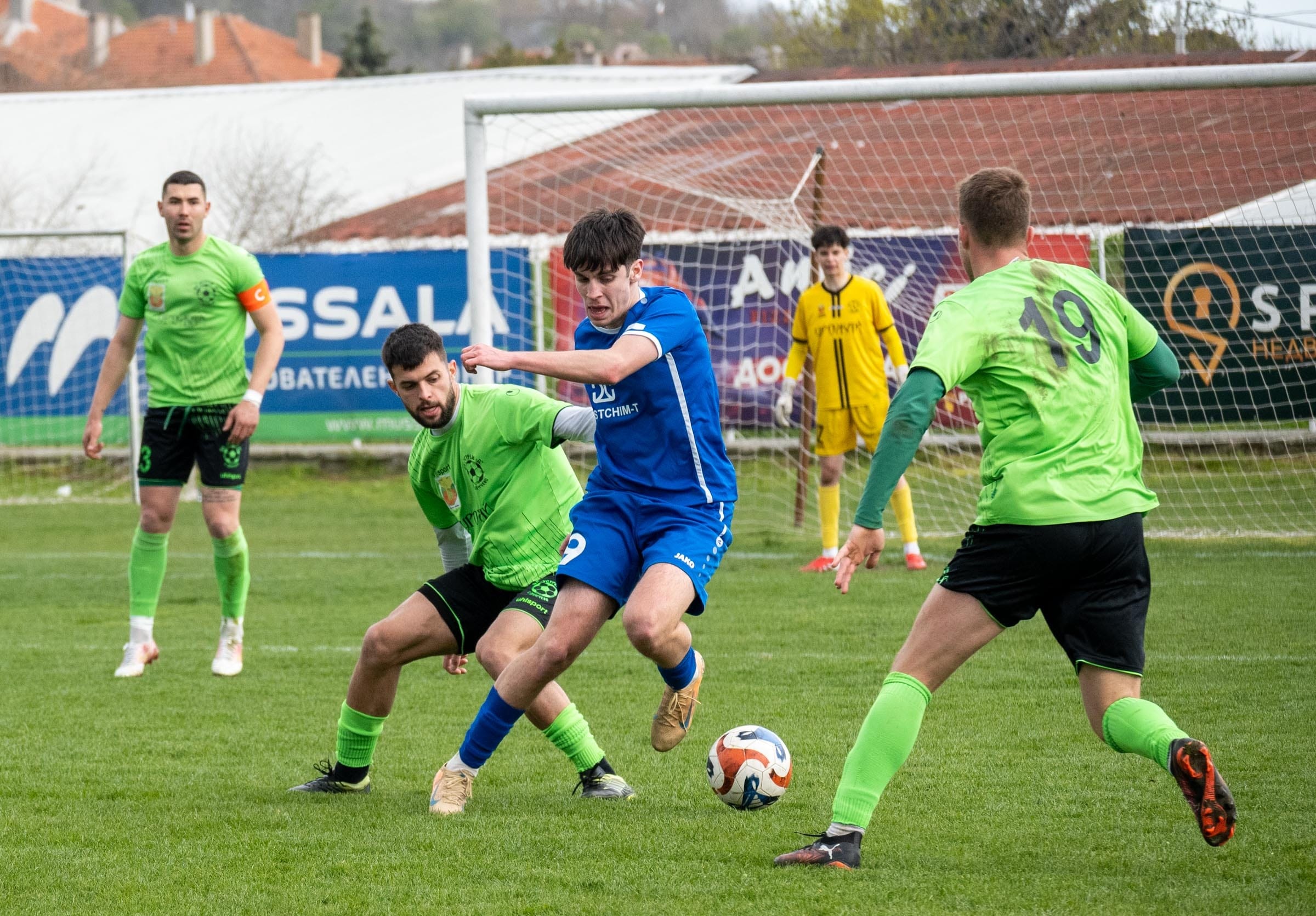 Устрем (Дончево) посреща Волов-Шумен 2007 в междинния 26-и кръг Устрем (Дончево) ще играе срещу Волов-Шумен 2007 в мач от междинния 26-и кръг на Североизточната Трета лига. Срещата е утре, 15 април, от 16:00 часа. „Зелените“ най-вероятно ще са без голмайстора Виктор Христов, а също и без наказания Цветан Цветанов, който бе изгонен в края на двубоя с Аксаково — спечелен с 3:2. "Надявам се да има приповдигнато настроение след успеха онзи ден и играчите да си повярват, че и без Виктор могат да печелят. Очакваме той да се завърне за двубоя с Лудогорец III. Волов-Шумен си е добър отбор. Надявам се да стане мач и да няма странични фактори", заяви наставникът на Устрем Димитър Димитров преди утрешния мач. Поради факта, че мачът е в работен ден, се очакват допълнителни отсъствия в състава на тима от село Дончево. ФК Устрем прекъсна негативната си серия с победата в събота, но сега ще се опита да сложи край и на серията от две поредни поражения срещу Волов-Шумен. И двете загуби бяха в гостувания (без да се брои приятелският мач между двата тима през зимата). Миналия сезон двата отбора завършиха наравно 2:2 в Добрич.