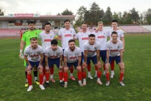 Асеновец (Асеновград) завърши 0:0 при гостуването си на ОФК Хасково в отложен мач от 28-и кръг, който се игра по-рано днес. Двубоят бе отложен преди няколко седмици заради наводнен терен и бе насрочен за днешния ден. Първото полувреме премина почти без голови положения, като домакините доминираха териториално. През втората част обаче Асеновец имаше няколко сериозни шанса и може да съжалява, че не успя да си тръгне с три точки. В 70-ата минута Каан Али засече от малкото наказателно поле подаване на Георги Георгиев, но вратарят на домакините Георги Милев с последни усилия, с върха на пръстите си, изби топката. Пет минути по-късно Атанас Зехиров отне топка в центъра, продължи към вратата и прехвърли вратаря, но доброто изпълнение премина точно покрай гредата. Двубоят завърши без победител. Следващият мач на Асеновец е в петък, когато тимът гостува на ФК Раковски в среща от редовния 30-и кръг.