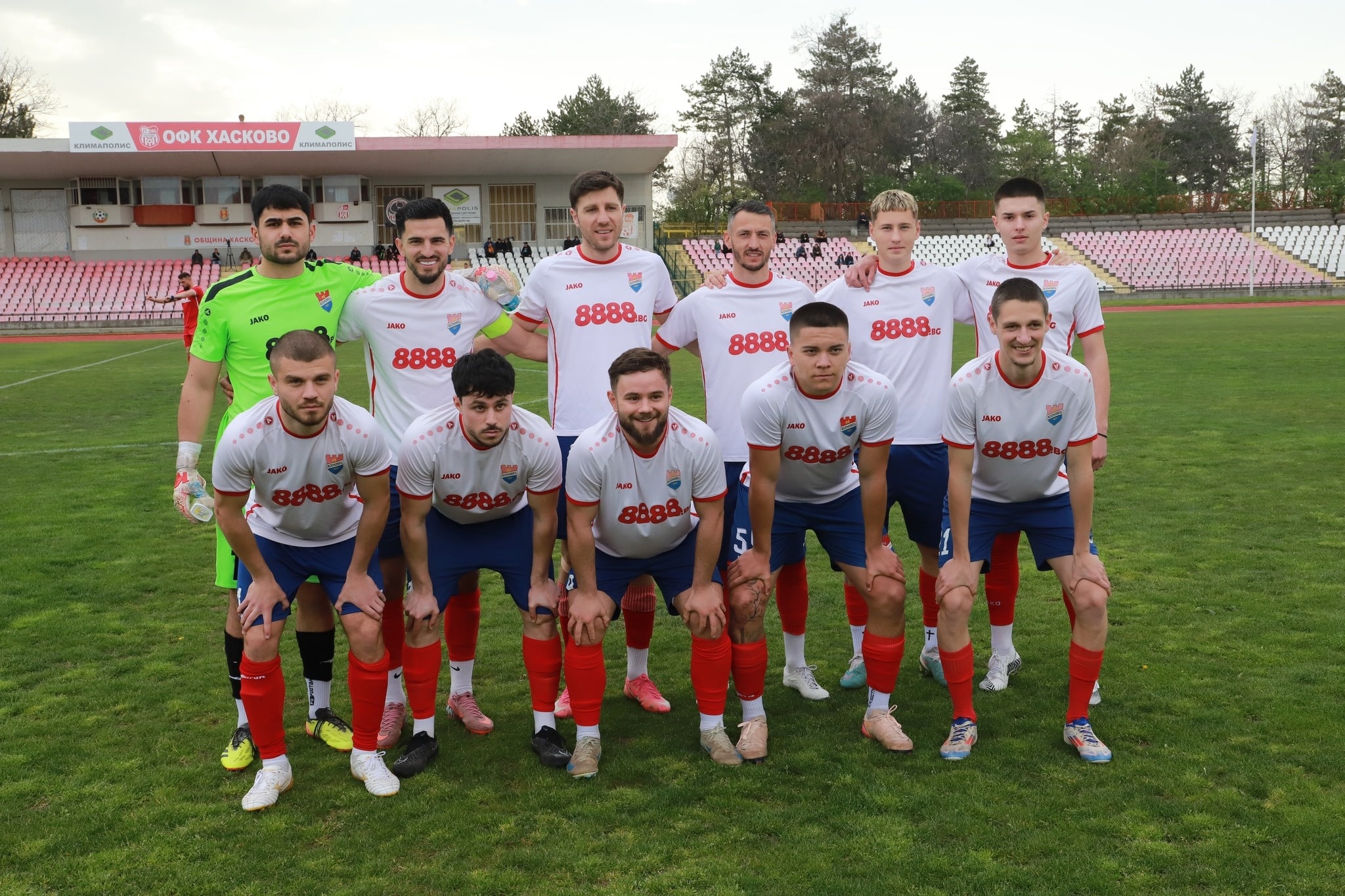 Асеновец (Асеновград) завърши 0:0 при гостуването си на ОФК Хасково в отложен мач от 28-и кръг, който се игра по-рано днес. Двубоят бе отложен преди няколко седмици заради наводнен терен и бе насрочен за днешния ден. Първото полувреме премина почти без голови положения, като домакините доминираха териториално. През втората част обаче Асеновец имаше няколко сериозни шанса и може да съжалява, че не успя да си тръгне с три точки. В 70-ата минута Каан Али засече от малкото наказателно поле подаване на Георги Георгиев, но вратарят на домакините Георги Милев с последни усилия, с върха на пръстите си, изби топката. Пет минути по-късно Атанас Зехиров отне топка в центъра, продължи към вратата и прехвърли вратаря, но доброто изпълнение премина точно покрай гредата. Двубоят завърши без победител. Следващият мач на Асеновец е в петък, когато тимът гостува на ФК Раковски в среща от редовния 30-и кръг.