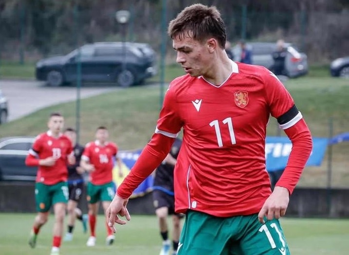 Калоян Недев се отличи с представянето си в Турнира за развитие на УЕФА Младият нападател на ОФК Несебър Калоян Недев записа силно участие с националния отбор на България до 16 години в Турнира за развитие на УЕФА, провел се между 4 и 8 април на терените на Национална футболна база. Недев, набор 2010 и все още непълнолетен, взе участие във всичките три срещи на България U16, като започна като титуляр във всяка от тях. Резултати на националния отбор U16 в турнира: България U16 – Косово U16 1:0 България U16 – Грузия U16 5:3 след дузпи (2:2 в редовното време) България U16 – Южна Африка U16 3:4 след дузпи (2:2 в редовното време) Калоян Недев бе привлечен в ОФК Несебър през зимната пауза от Бургас спорт и вече впечатлява с изявите си и при мъжкия отбор. През пролетния полусезон нападателят е записал 10 мача за представителния тим на „делфините“ в Югоизточната Трета лига. Ръководството, треньорският щаб и цялото семейство на ОФК Несебър поздравяват Калоян за представянето с националната фланелка и му желаят още много успехи с екипа на България и Несебър!