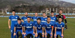 Левски (Карлово) приема Марица (Пловдив) в среща между трети и втори Левски (Карлово) ще посрещне Марица (Пловдив) в двубой между третия и втория във временното класиране на Югоизточната Трета лига. Мачът от ХХХ кръг е в петък, 17 април, от 17:00 часа. "Сините" влизат в срещата след тежката загуба от Несебър преди великденските празници. Тогава пропуснаха двубоя трима състезатели, които ще се завърнат за срещата с пловдивчани: Пламен Крислов и Кристиян Николов изтърпяха наказания, а на разположение е и Рангел Игнатов, който беше болен миналата седмица. Очаква се всички футболисти да са отпочинали и с пълни сили да атакуват добър резултат срещу втория в подреждането. Двубоят ще бъде излъчен на живо на онлайн платформата sportbg.