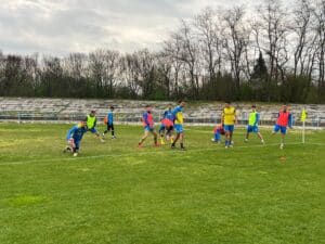 ФК Димитровград 1947 гостува на ОФК Хасково в регионалното дерби ФК Димитровград 1947 ще бъде гост на ОФК Хасково в регионалното дерби от ХХХ кръг на Югоизточната Трета лига. Мачът е в петък, 17 април, от 17:00 часа на стадион "Хасково". "Жълто-сините" ще търсят трети пореден положителен резултат при визитите си на хасковлии — в предходните две кампании двата тима завършиха наравно 1:1. В първата им среща през този сезон двата отбора също поделиха точките след 0:0 на стадион "Миньор". Въобще, в последните шест мача между Димитровград и ОФК Хасково домакините на "Хасково" са записали само едно поражение, при 2 победи и 3 равенства за димитровградчани. Отборът влиза в срещата с добро настроение след победата с 4:3 над Локомотив II (Пловдив) у дома, с която се изкачи с една позиция в класирането. Сега ФК Димитровград 1947 ще търси и първите си точки като гост през тази пролет.