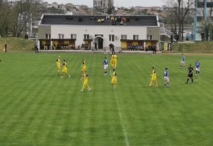 Черноломец (Попово) разгроми дублиращия отбор на Спартак (Варна) с 7:1 Черноломец (Попово) постигна категорична победа срещу дублиращия отбор на Спартак (Варна) с 7:1 в мач от 26-ия кръг на Североизточната Трета лига. Така тимът от Попово си взе реванш за есенната загуба като гост с 0:5 от същия противник. Двубоят не предложи интрига — домакините вече водеха с 4:0 до 22-рата минута. Откри резултата Дани Братоев в 7-ата минута с диагонален удар от границата на наказателното поле. В 12-ата минута Беадир Беадиров покачи на 2:0 след силен изстрел от същата зона. В 18-ата минута отново Дани Братоев се разписа, този път с глава след центриране отляво. В 22-рата минута след атака отдясно и центриране на Братоев, Георги Колев с точен удар по земя от границата на наказателното поле направи резултата 4:0. Дубълът на Спартак все пак върна едно попадение преди почивката, с което първото полувреме завърши при 4:1 в полза на Черноломец. След почивката домакините добавиха още три гола. В 67-ата минута Георги Колев направи резултата 5:1 — след удар в гредата топката се върна към него и той я прати във вратата с хубав изстрел. В 72-рата минута Мехмед Сабри проби отдясно през защитата и реализира за 6:1. Крайният резултат 7:1 оформи отново Мехмед Сабри в 75-ата минута, когато след преодолян защитник финтира вратаря и прати топката в празната врата.