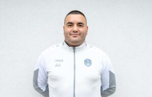 Десислав Дяков след мача с Лудогорец III Играчът-помощник треньор на ФК Аксаково Десислав Дяков остана изключително доволен от представянето на своя тим в гостуването на Лудогорец III, но сподели, че победният гол на разградчани е паднал след сериозна съдийска грешка. "Цял мач се защитавахме. Те владееха топката, атакуваха ни през цялото време, бягаха, поддържаха невероятно темпо, но нямаха чисто положение. За нашите възможности играхме изключително добре, въпреки че трябваше да заложим на петима централни защитници заради кадровите проблеми. Един от тях, капитанът Слави Сталев, дори игра като централен нападател. Искам да поздравя Валентин Георгиев, който получи сериозни схващания, но довърши мача. Евгени Стоянов също се представи на страхотно ниво. И двамата ни централни защитници бяха страхотни, както и цялата отборна игра. Много сме доволни от момчетата, много", каза Дяков след мача. Разградчани измъкнаха успеха с нередовен гол в 94-ата минута. "При попадението на Лудогорец имаше откровено нарушение срещу Даниел Пламенов, който го пазеше в ситуацията. Нашият бранител беше видимо изблъскан с две ръде. Не да го подпре леко, както би могло да стане в подобни ситуации, просто го изблъска с две ръце. Това е очевидна съдийска грешка. Бях на терена, видях отблизо случилото се и попитах главния рефер Димитър Гебешев дали наистин няма да отсъди нарушение. Отговорът му беше, че не е свирил няколко такива ситуации. Цялото ни старание отиде на вятъра заради едно неотсъдено нарушение и не мога да не кажа нищо, колкото и да ми се иска да не си говорим за съдиите, вече ми е неудобно. Но виждам тенденция и няма как да си замълча", добави още Десислав Дяков.