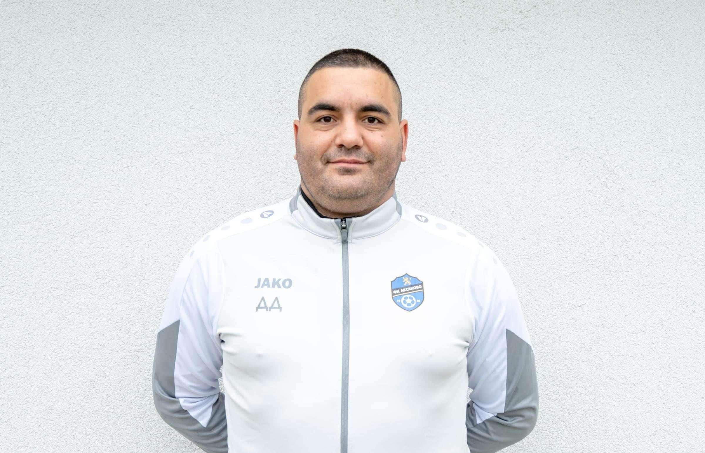 Десислав Дяков след мача с Лудогорец III Играчът-помощник треньор на ФК Аксаково Десислав Дяков остана изключително доволен от представянето на своя тим в гостуването на Лудогорец III, но сподели, че победният гол на разградчани е паднал след сериозна съдийска грешка. "Цял мач се защитавахме. Те владееха топката, атакуваха ни през цялото време, бягаха, поддържаха невероятно темпо, но нямаха чисто положение. За нашите възможности играхме изключително добре, въпреки че трябваше да заложим на петима централни защитници заради кадровите проблеми. Един от тях, капитанът Слави Сталев, дори игра като централен нападател. Искам да поздравя Валентин Георгиев, който получи сериозни схващания, но довърши мача. Евгени Стоянов също се представи на страхотно ниво. И двамата ни централни защитници бяха страхотни, както и цялата отборна игра. Много сме доволни от момчетата, много", каза Дяков след мача. Разградчани измъкнаха успеха с нередовен гол в 94-ата минута. "При попадението на Лудогорец имаше откровено нарушение срещу Даниел Пламенов, който го пазеше в ситуацията. Нашият бранител беше видимо изблъскан с две ръде. Не да го подпре леко, както би могло да стане в подобни ситуации, просто го изблъска с две ръце. Това е очевидна съдийска грешка. Бях на терена, видях отблизо случилото се и попитах главния рефер Димитър Гебешев дали наистин няма да отсъди нарушение. Отговорът му беше, че не е свирил няколко такива ситуации. Цялото ни старание отиде на вятъра заради едно неотсъдено нарушение и не мога да не кажа нищо, колкото и да ми се иска да не си говорим за съдиите, вече ми е неудобно. Но виждам тенденция и няма как да си замълча", добави още Десислав Дяков.