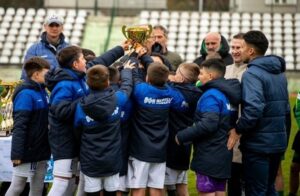 Малките надежди на ОФК Несебър се представиха повече от убедително на силния детски турнир „Трявна Къп“. Наборите 2015 и 2016 година защитиха името на клуба и донесоха нови поводи за гордост. Родените през 2015 г. спечелиха бронзови медали Отборът на родените през 2015 г. започна силно в груповата фаза, записвайки три категорични победи: 6:2 срещу Делфините, 8:0 срещу Трявна и 14:0 срещу Раду Ребежа. След безапелационното си представяне в групата младите футболисти достигнаха полуфинал, където отстъпиха на Янтра (Габрово) с 0:4. В мача за третото място „делфините“ отнесоха Трявна с 4:0 и заслужено се окичиха с бронзовите медали. Родените през 2016 г. също оставиха отлични впечатления Набор 2016 започна груповата фаза с победа над Янтра (4:1), а след това загуби минимално с 1:2 от силния състав на Болярчета, който достигна до финала. В третия си мач нашите момчета отстъпиха на Севлиево (също финалист), което ги остави на трето място в групата. В следващия двубой Несебър победи ДЮШ Янтра с 3:2. В директния двубой за петото място децата изиграха силен мач срещу молдовския Раду Ребежа — след 2:2 в редовното време победителят бе определен след изпълнение на дузпи, където късметът не бе на страната на нашия тим. Поздравления за всички деца и треньори! Всички състезатели на ОФК Несебър показаха голямо желание, старание и характер, като отново доказаха, че школата на клуба развива талантливи и амбициозни футболисти. Поздравления на децата, треньорите и родителите за достойното представяне!